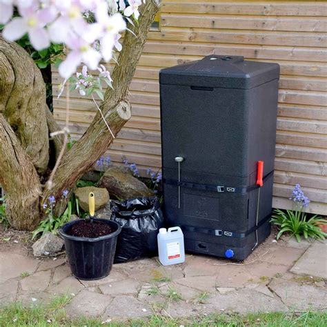 Hot bins - No issues with odor, flies or pests compared to cold composting. Winner of RHS CHELSEA Garden Product of the Year 2019, the New HOTBIN Mini is a slimline hot composter designed for smaller gardens and for keen composters who have less waste. The HOTBIN Mini composting capacity is half the volume of the regular HOTBIN 52 Gal. (200 LT). 